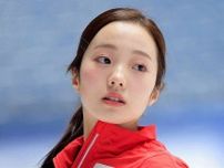 本田真凜がノーヘルでスクーターにまたがり挑発的な…〝ギャップ〟姿に「映画のワンシーンみたい」「やはり可愛い」などの声　写真集のオフショットが話題
