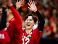 【バレー男子NL】いざ決戦の地へ　髙橋藍が出国を報告　選手らはリラックスモードでピース　初戦は世界ランク1位のポーランドと対戦