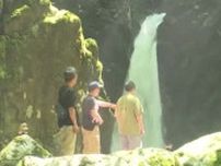 岡山県北の納涼スポット「山乗渓谷」にぎわう…清流のせせらぎ聞きながらそうめん流しも【岡山】