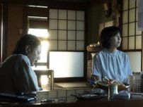 「夏の砂の上」坂が見つめる…喪失感、諦念を抱えたおじと姪の共同生活
