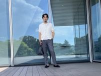 上品で涼しげ。透け感ニットを効かせた小林順平さんの夏のモノトーンコーデが洒落てる【メンズ服に学ぶ】