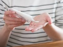 衣類に付いた「日焼け止め」放置→黄ばむ原因に　汚れ落としに役立つ“アイテム”とは？【クリーニング店が紹介】