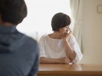 【仮面夫婦】の生々しい現実…帰省や法要の「親戚付き合い」で《仲良し夫婦を演じている》夫婦の割合が明らかに