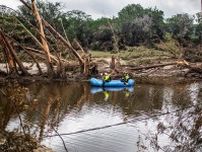 米テキサス州洪水の犠牲者96人に、少女ら11人依然行方不明
