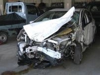 酒気帯び運転の疑いで男2人逮捕　パトカーから逃走し柱に衝突　車は大破