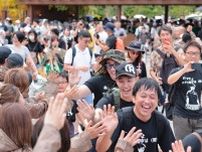 巨大恐竜に興奮　「ジャングリア」開業　開場時に500人超行列　暑さ、風雨の中　沖縄