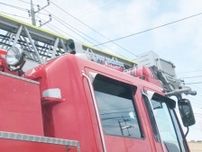 住宅全焼…2人を搬送　午前11時半過ぎ、木造2階建て住宅から出火　家族4人暮らしの住宅　妻と長女を気道熱傷の疑いで搬送
