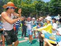 さいたま新都心で“水かけまつり”盛況　子どもも大人も全身ずぶぬれ…猛暑の中、夏の風物詩を満喫　屋台グルメや音楽ライブ、ダンスイベントなども　入場無料、27日まで