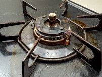 削らず落ちた！べっとり「焦げつきコンロ」がピカピカになる掃除テク「ゴシゴシ不要」「汚れが浮いてくる」