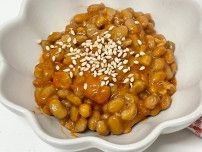いつもの「納豆」にちょい足しするだけでもっとご飯が進む“赤い調味料”とは？