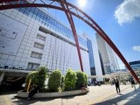 【東京街角クイズ】この写真、どの駅のペデストリアンデッキでしょう？