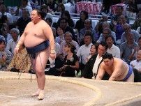 40歳鉄人玉鷲、大の里を突き落とし最年長金星　一山本が1敗キープ／名古屋場所