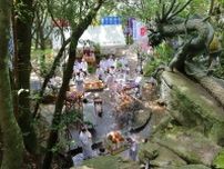 滝に打たれ開運祈願　最上稲荷で夏季大祭