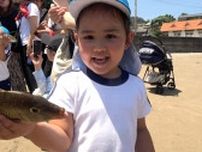 「楽しい」「プニプニする」地引き網漁を子どもたちが体験 生き物や環境の大切さを学ぶ=静岡