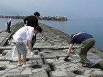 海水浴場の海開き前に 飲食店グループが海岸清掃＝静岡・伊豆市
