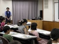 小学生がニュース原稿などに挑戦 講師はSBSの井手アナウンサー「こどもアナウンサー教室」＝静岡・沼津市