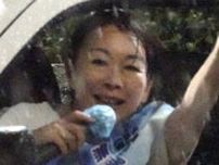 ビショビショの山尾志桜里、ゲリラ雷雨中にも“小5男子”と約束した女性天皇論を熱弁…直撃すると「あの男の子のことはこれ以上…」小5ママたちの反応は？〈参院選実況中継〉