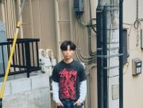 【スナップ】Tシャツの赤プリントに合わせた赤のソックス…いわゆる“色ハメ”による統一感の創出