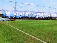 『がんばれヨモさん』のフラッグにもサイン。横浜FC指揮官の揺るぎないクラブ愛。大一番のダービーは「サポーターに喜んでもらえるような内容と結果で」