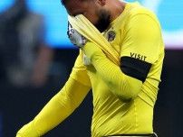 「危険だ」「行く必要はなかった」ムシアラが重傷…同僚ノイアーは交錯した相手GKドンナルンマを痛烈批判　涙を見せるも「自分だったら違うリアクションをした」
