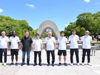 「平和のメッセージを伝え続けたい」ジーコがセードルフ、中田英寿らと共に平和記念公園で献花。スーパーレジェンド集結で広島騒然