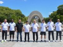 「広島を忘れてはいけない。2度と起きてはいけない」ジーコ、セードルフ、中田英寿らが平和記念公園で献花