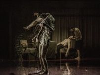 ダンスカンパニー、ピーピング・トムが三部作を再構築して魅せる特別なステージ『トリプティック』を上演