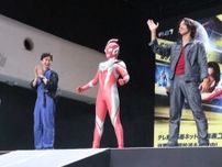 「ウルサマ」開幕目前　「ウルトラマンオメガ」近藤頌利＆吉田晴登　子供たちの前で変身ポーズを披露