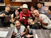 はなわ　人気お笑い芸人の還暦を「佐賀県人会のみんなで」お祝い！　集合ショットに「ステキな仲間」の声