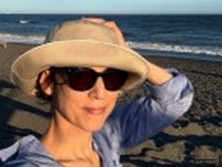 鈴木保奈美　夕暮れの湘南の海でさわやか自撮りショット、茅ケ崎のシンボル「見えてる、はずなんだけど」