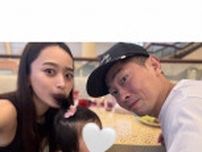 近藤千尋　「家族でプールへ」幸せ家族S　三女を抱く姿にファン感嘆「スタイル良すぎ」「腹筋割れてる」