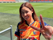晴天のUスタジアムで笑顔全開！三谷沙也加がホームゲームユニフォーム披露
