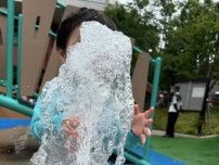 小島よしおの息子が噴水と背比べに挑む！？