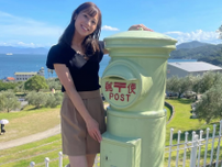 「魅了されっぱなしだよ！」美女アナウンサー、オリーブ公園で”レア・郵便ポストショット”を披露！太陽より輝いてるとファン魅了