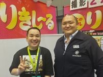ミルクボーイ内海、大相撲名古屋場所で大山親方とツーショット「めっちゃ好きやから嬉しすぎる！」