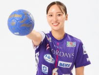 「一番の推しは可愛い」美女ハンドボール選手、新ユニ姿を披露！”威風堂々・ショット”にユニもシューズも可愛いとガチ惚れ状態