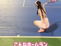 元アイドルのテニス美女子、コートでホームラン！？勢い余った"ハリキリ・ムービー"にファン爆笑＆ほっこり