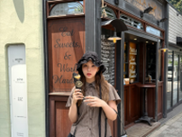 "美脚チラリ"なガーリーコーデ披露の藤田ニコル、クレープ片手の街角ショットでファン魅了！