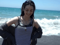 「海でイイ女発見」黒帯の美女空手家、ビーチで”ヘソ出し＆腕上げヴィーナスショット”を披露！ファン虜状態「姫、可愛すぎるー！」