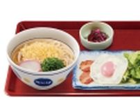 なか卯、新朝食メニュー「はいからうどん&ベーコンエッグ」発売/朝5時〜11時限定