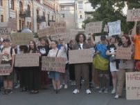 ウクライナ　各地で大規模デモ　汚職対策機関法改正めぐり