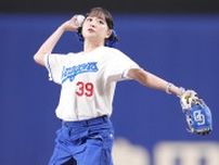 「可愛すぎてデッドボールくらった気分です」紅白出場歌手の“やらかし始球式”が話題「天使を発見しました」