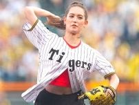 「なんて綺麗なフォームなんだ…」甲子園に登場した美人モデルの“エレガントな始球式”が話題！「絵になるよなぁ」「けっこう鍛えてる？」