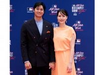 大谷翔平＆真美子夫人が１年ぶりにMLBレッドカーペットに手つなぎ登場！ 紺スーツ、オレンジドレスに大歓声