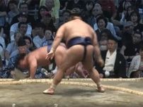 大相撲名古屋場所に現れた“ただならぬ風貌”の観客が話題！ 土俵下に転落した若隆景と“信長様”があわや激突の場面も…