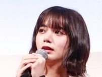 前胸部＆生肩あらわの色っぽ肌見せ…池田エライザ、上目遣いの平成ギャルショットに「色っぽさマシマシ」
