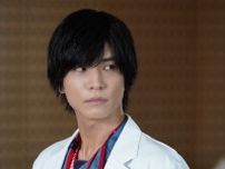 岩田剛典“鳴木”が、自殺した父の真相を知るため動き出す「罪を押し付けた人間がいる」＜DOCTOR PRICE＞