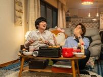 風間俊介“雀”は庄司浩平“慶司”に誘われタコパを実行「うま！」「ソース、ついてる」＜40までにしたい10のこと＞
