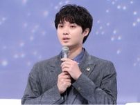 磯村勇斗、撮影の合間に腕を組んで空を仰ぐソロショットに「素敵な写真」と反響＜僕達はまだその星の校則を知らない＞