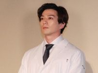新田真剣佑、クールに決めるオフショットに「お顔が完璧です」「異次元の方でしょうか？」の声＜19番目のカルテ＞